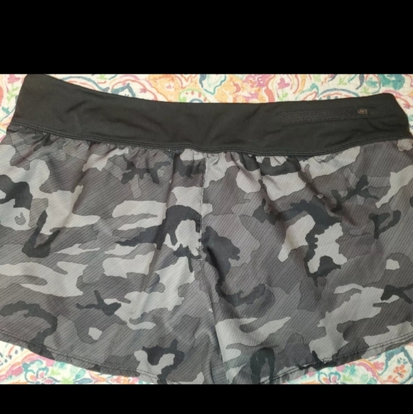 NIKE Womens CAMO SWIM board shorts/Running/ Athletics. Size LARGE - Picture 4 of 4
